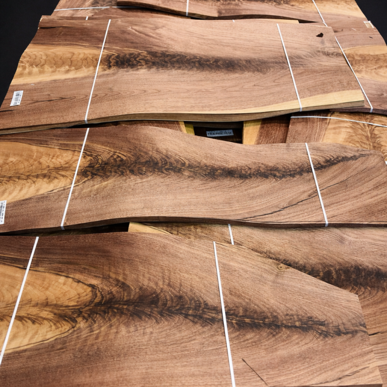 Nussbaum Furnier Pyramide